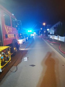 Carport und mehrere Fahrzeuge gehen in Flammen auf