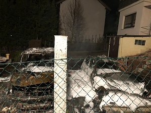 Carport und mehrere Fahrzeuge gehen in Flammen auf