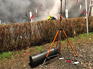 Carport und mehrere Fahrzeuge gehen in Flammen auf
