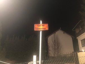 Carport und mehrere Fahrzeuge gehen in Flammen auf