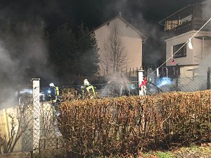 Carport und mehrere Fahrzeuge gehen in Flammen auf