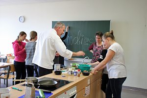Den K&ouml;chinnen &uuml;ber die Schulter geschaut