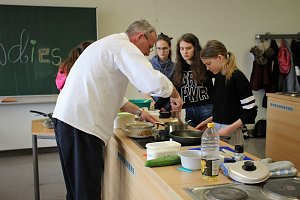 Den K&ouml;chinnen &uuml;ber die Schulter geschaut