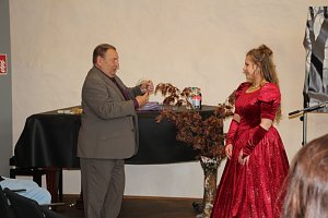 1. Sondersh&auml;user Blutbuchen�K&ouml;nigin gekr&ouml;nt