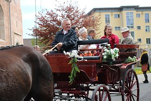 1. Sondersh&auml;user Blutbuchen�K&ouml;nigin gekr&ouml;nt