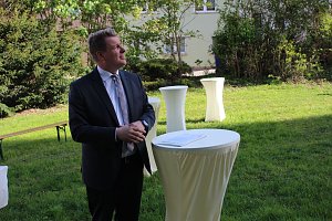 Schiefer Turm &uuml;bergeben