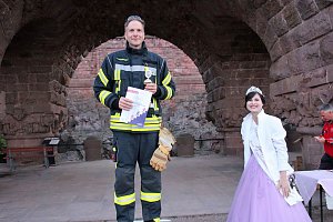 Feuerwehrleute st&uuml;rmen Kyffh&auml;userdenkmal