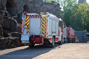 Feuerwehrleute st&uuml;rmen Kyffh&auml;userdenkmal