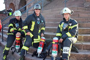 Feuerwehrleute st&uuml;rmen Kyffh&auml;userdenkmal
