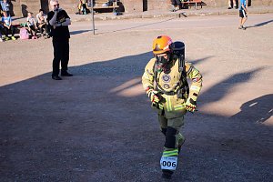 Feuerwehrleute st&uuml;rmen Kyffh&auml;userdenkmal