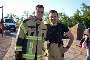 Feuerwehrleute st&uuml;rmen Kyffh&auml;userdenkmal