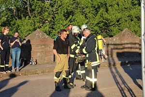 Feuerwehrleute st&uuml;rmen Kyffh&auml;userdenkmal
