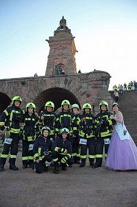 Feuerwehrleute st&uuml;rmen Kyffh&auml;userdenkmal