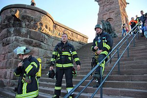 Feuerwehrleute st&uuml;rmen Kyffh&auml;userdenkmal