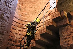 Feuerwehrleute st&uuml;rmen Kyffh&auml;userdenkmal