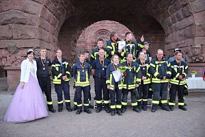 Feuerwehrleute st&uuml;rmen Kyffh&auml;userdenkmal