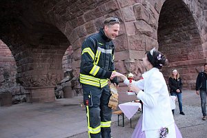 Feuerwehrleute st&uuml;rmen Kyffh&auml;userdenkmal