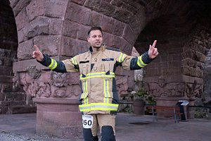 Feuerwehrleute st&uuml;rmen Kyffh&auml;userdenkmal