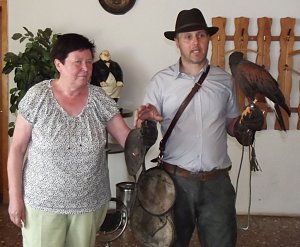 Luca Falke und W&uuml;sten-Bussard Uschi zu Besuch im WB 4