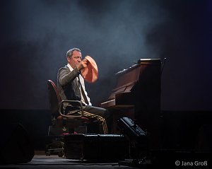 Ein Mann allein am Klavier
