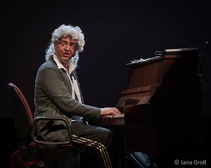 Ein Mann allein am Klavier