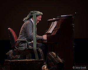 Ein Mann allein am Klavier