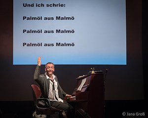 Ein Mann allein am Klavier