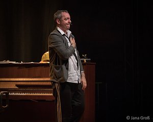 Ein Mann allein am Klavier