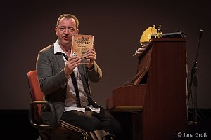 Ein Mann allein am Klavier