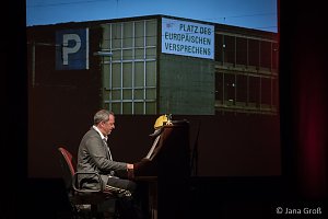 Ein Mann allein am Klavier