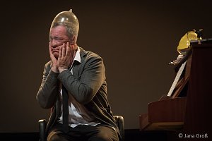 Ein Mann allein am Klavier