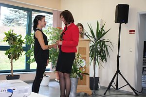 Zeugnis&uuml;bergabe bei Bildungsverein