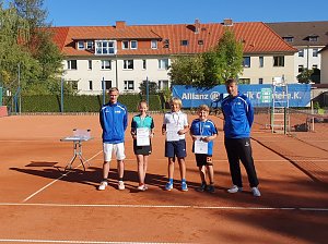 Nach exakt zweiundvierzig Tennis-Matches im Einzel und Doppel in verschiedenen Alterklassen haben wir am vorgestrigen Tag die 25. Kreisjugendspiele im Tennis absolviert und die jeweiligen Kreismeister ermittelt. Dazu erreichte kn diese Meldung...