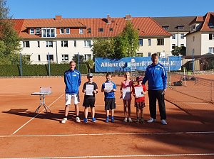 Nach exakt zweiundvierzig Tennis-Matches im Einzel und Doppel in verschiedenen Alterklassen haben wir am vorgestrigen Tag die 25. Kreisjugendspiele im Tennis absolviert und die jeweiligen Kreismeister ermittelt. Dazu erreichte kn diese Meldung...