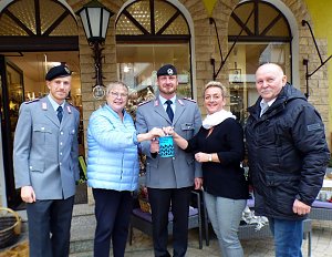 Soldaten sammeln f&uuml;r die Kriegsgr&auml;berf&uuml;rsorge
