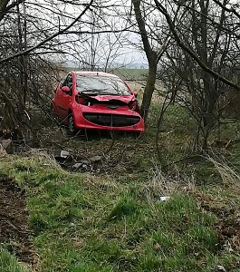 Auto &uuml;berschl&auml;gt sich - Fahrerin verletzt
