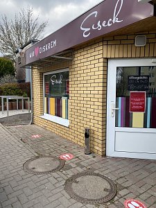 CORONA-REGELN beim Stra&szlig;enverkauf von Eis und Bratwurst