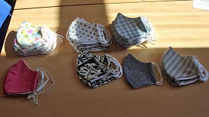 Sch&uuml;ler n&auml;hen im Praxisunterricht Masken