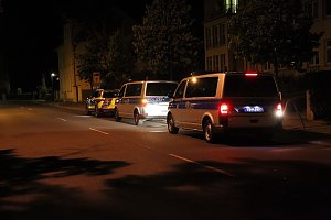  Fotos: Silvio Dietzel Unabh&auml;ngig davon gibt die Polizei immer wieder Unterst&uuml;tung bei der Durchsetzung der Quarant&auml;nema&szlig;nahmen, so Dr. Thiele, wie hier am gestrigen Abend. Auch am heutigen Samstagvormittag ist die Polizei vor Ort.