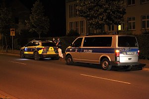 Fotos: Silvio Dietzel Unabh&auml;ngig davon gibt die Polizei immer wieder Unterst&uuml;tung bei der Durchsetzung der Quarant&auml;nema&szlig;nahmen, so Dr. Thiele, wie hier am gestrigen Abend. Auch am heutigen Samstagvormittag ist die Polizei vor Ort.