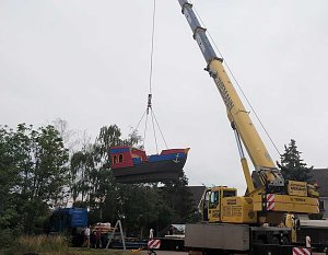 PLAYMOBIL-Aktivschiff leget in Greu&szlig;en an Am Montagvormittag hat in der Kita Sonnenk&auml;fer von Greu&szlig;en ein Piratenschiff angelegt...  .. und wartet nun auf seine Besatzung. Das neue Schiff ist ein einzigartiges Spielger&auml;t der Stiftung Kinderf&ouml;rderung von Playmobil, das die motorische Entwicklung von Kindern f&ouml;rdert und in Au&szlig;enanlagen von Kindereinrichtungen f&uuml;r Bewegung, Spielspa&szlig; und jede Menge Ab