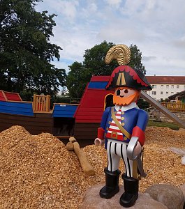 PLAYMOBIL-Aktivschiff leget in Greu&szlig;en an Am Montagvormittag hat in der Kita Sonnenk&auml;fer von Greu&szlig;en ein Piratenschiff angelegt...  .. und wartet nun auf seine Besatzung. Das neue Schiff ist ein einzigartiges Spielger&auml;t der Stiftung Kinderf&ouml;rderung von Playmobil, das die motorische Entwicklung von Kindern f&ouml;rdert und in Au&szlig;enanlagen von Kindereinrichtungen f&uuml;r Bewegung, Spielspa&szlig; und jede Menge Ab