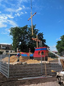 PLAYMOBIL-Aktivschiff leget in Greu&szlig;en an Am Montagvormittag hat in der Kita Sonnenk&auml;fer von Greu&szlig;en ein Piratenschiff angelegt...  .. und wartet nun auf seine Besatzung. Das neue Schiff ist ein einzigartiges Spielger&auml;t der Stiftung Kinderf&ouml;rderung von Playmobil, das die motorische Entwicklung von Kindern f&ouml;rdert und in Au&szlig;enanlagen von Kindereinrichtungen f&uuml;r Bewegung, Spielspa&szlig; und jede Menge Ab