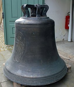 Zwei neue Bronzeglocken werden eingebaut
