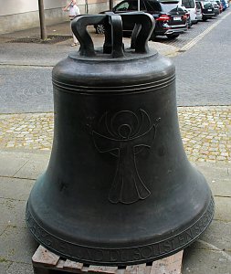 Zwei neue Bronzeglocken werden eingebaut