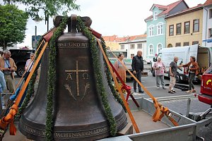 Zwei neue Bronzeglocken werden eingebaut