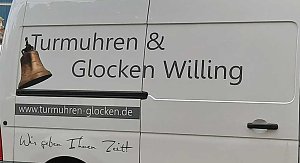 Zwei neue Bronzeglocken werden eingebaut