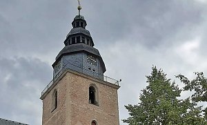 Zwei neue Bronzeglocken werden eingebaut