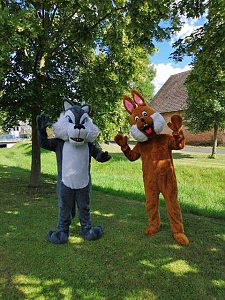 Strohspielplatz mit Wolf und Hase