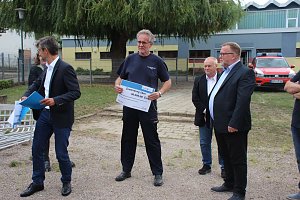Innenstaatssekret&auml;r mit F&ouml;rderbescheiden f&uuml;r Feuerwehrfahrzeuge